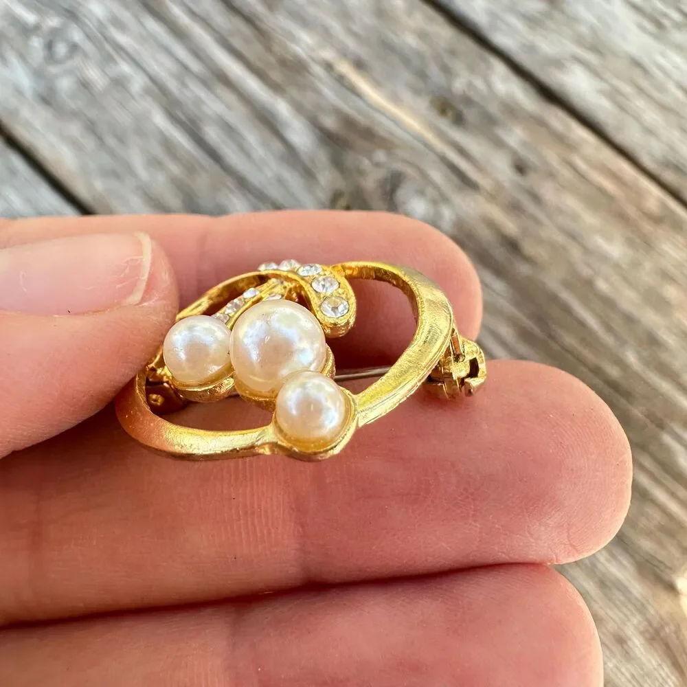 Vintage Jewelry Gold Tone Faux Pearl Brooch Pin Simple Design
